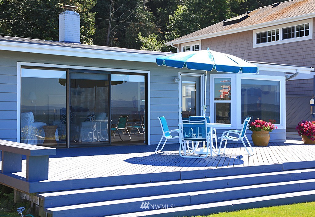 6316 South Bay Road Freeland, WA 98249 - Photo 4 of 15 a view of a house with a patio