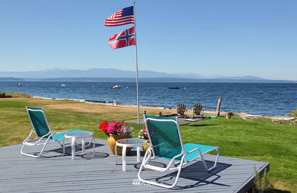 6316 South Bay Road Freeland, WA 98249 - Photo 7 of 15 a view of a chairs and table on the terrace