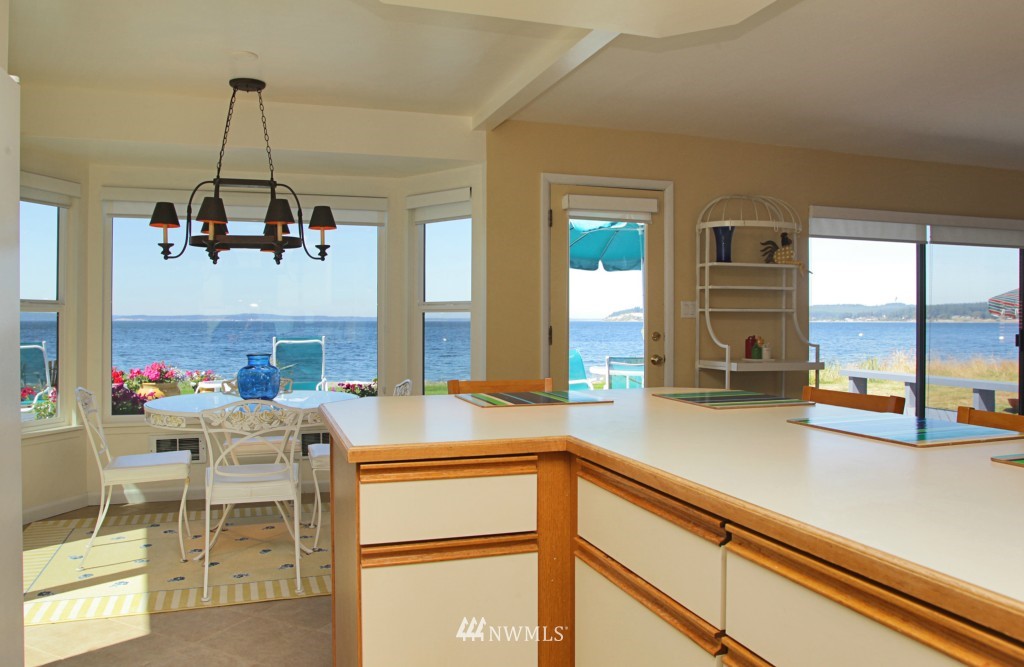 6316 South Bay Road Freeland, WA 98249 - Photo 10 of 15 a kitchen with a sink a stove and a chandelier