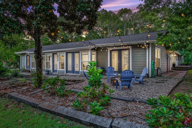 a view of a house with backyard and garden