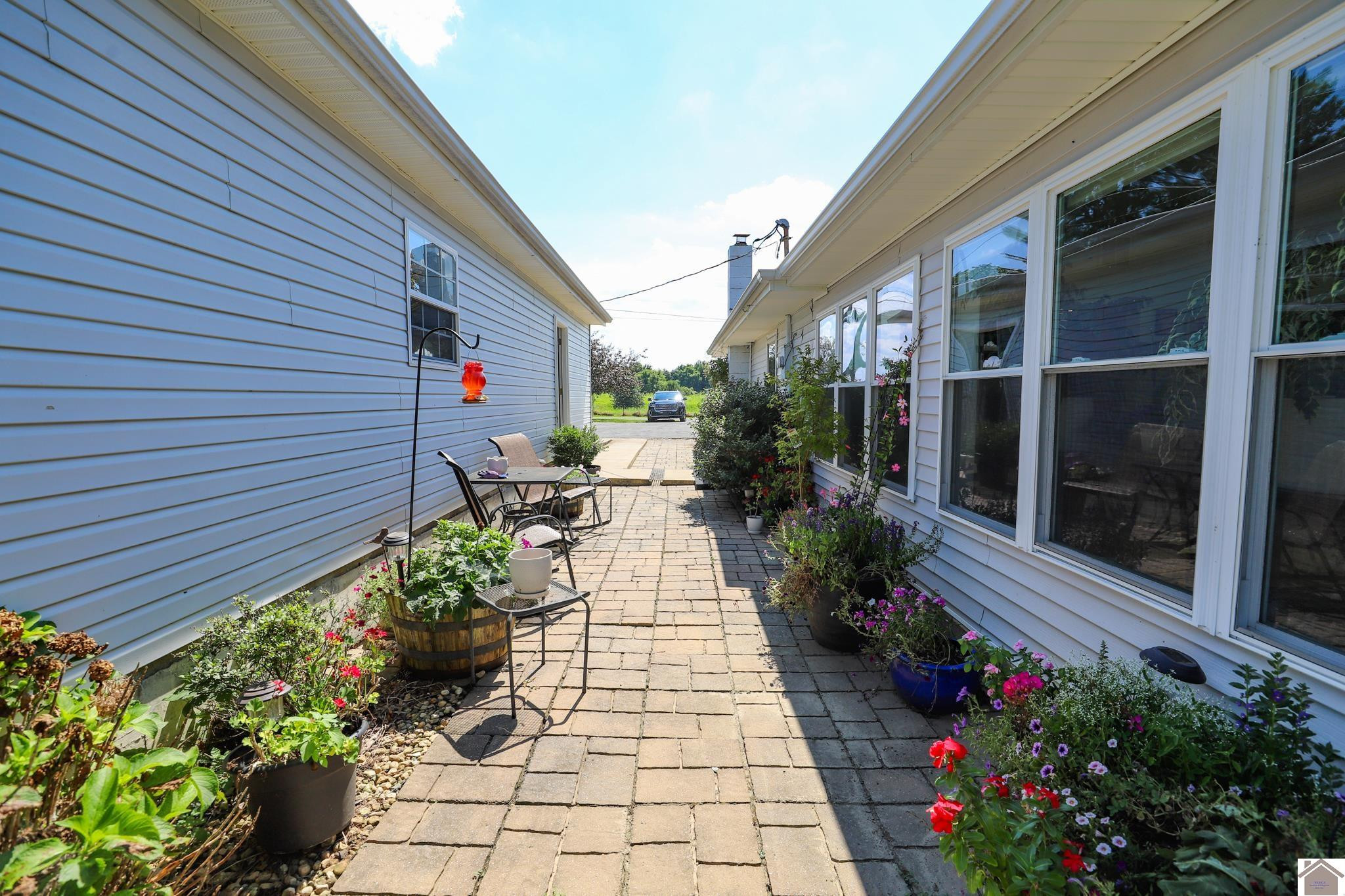 394 Crews Road Wickliffe, KY 42087 - Photo 37 of 38 Courtyard