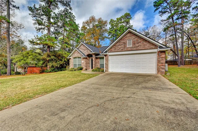 $350,000 | 1960 Greentree Drive, Huntsville, TX 77340