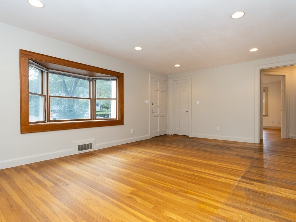 9 Killeen Road Walpole, MA 02032 - Photo 5 of 40 Gallery Image 5