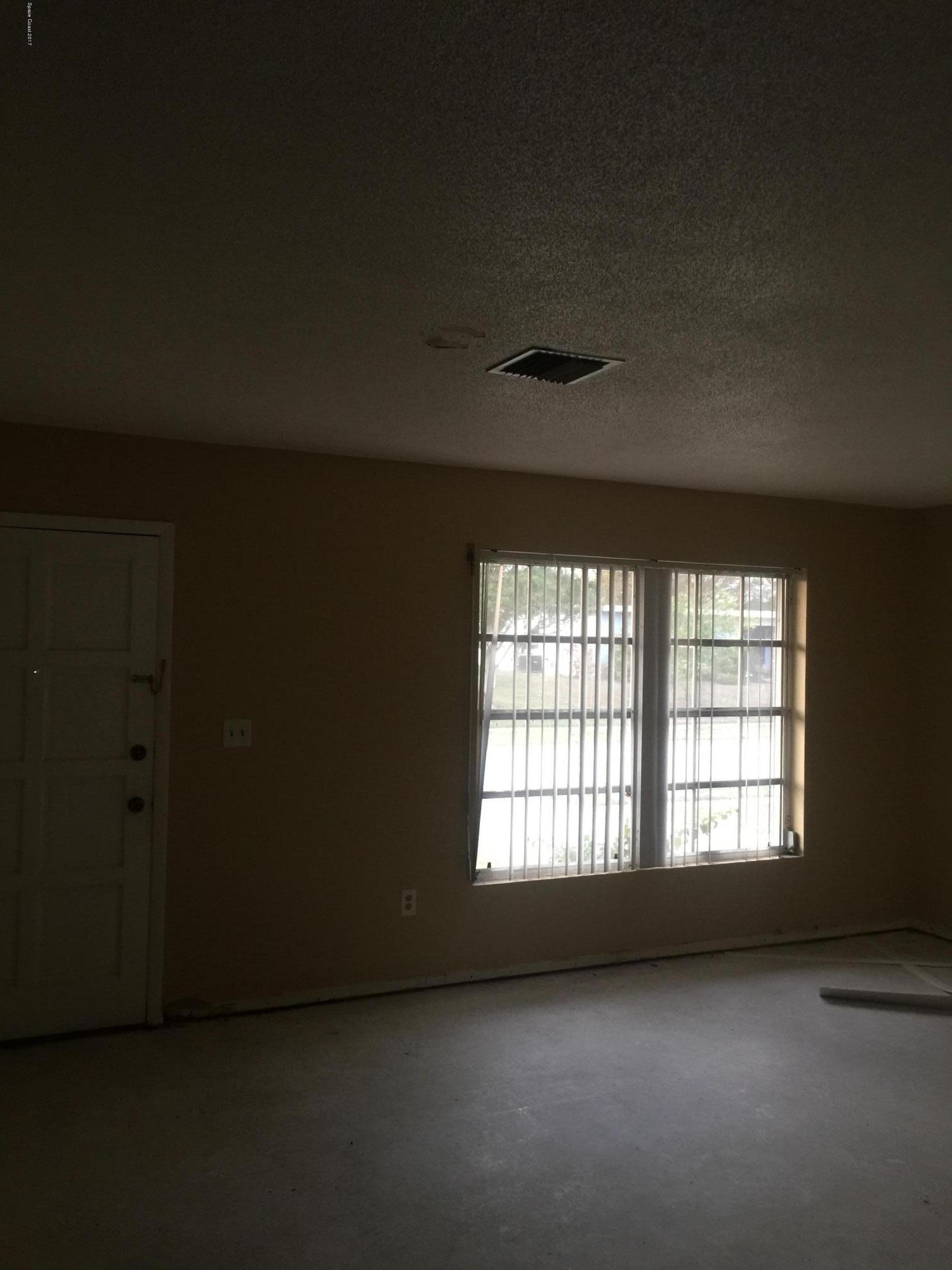 799 Hampton Drive Northeast Palm Bay, FL 32905 - Photo 2 of 9 LIVINGROOM
