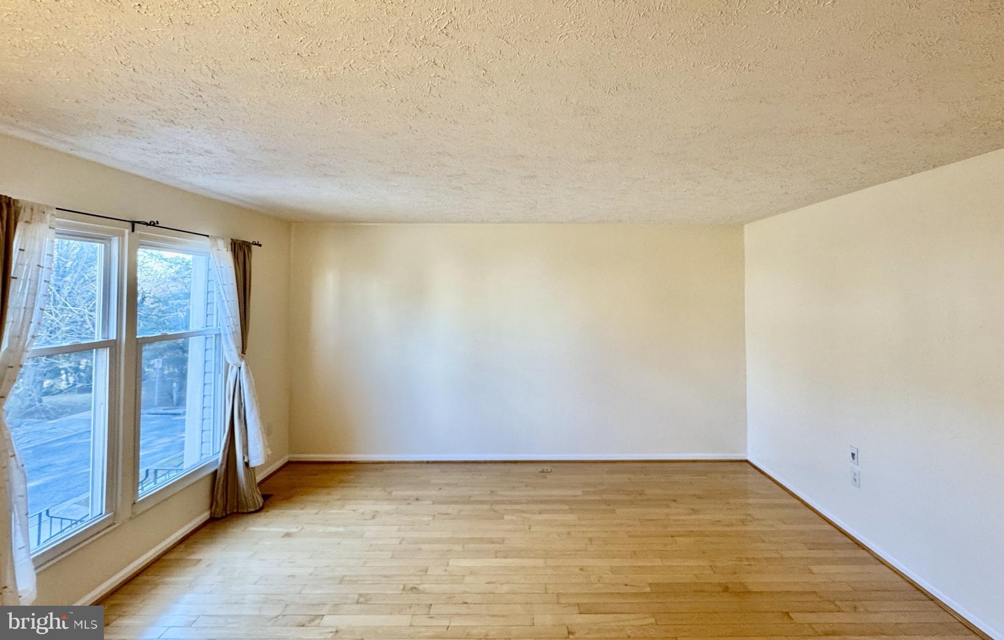 306 Leafcup Road Gaithersburg, MD 20878 - Photo 5 of 17 an empty room with sliding door