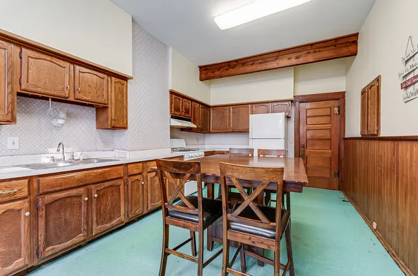 $300,000 | 105 South Eastern Avenue, Joliet, IL 60433