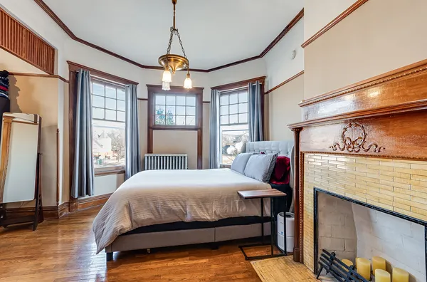 $300,000 | 105 South Eastern Avenue, Joliet, IL 60433