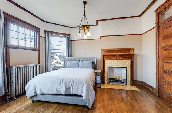 $300,000 | 105 South Eastern Avenue, Joliet, IL 60433