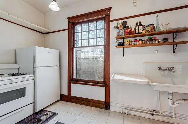 $300,000 | 105 South Eastern Avenue, Joliet, IL 60433
