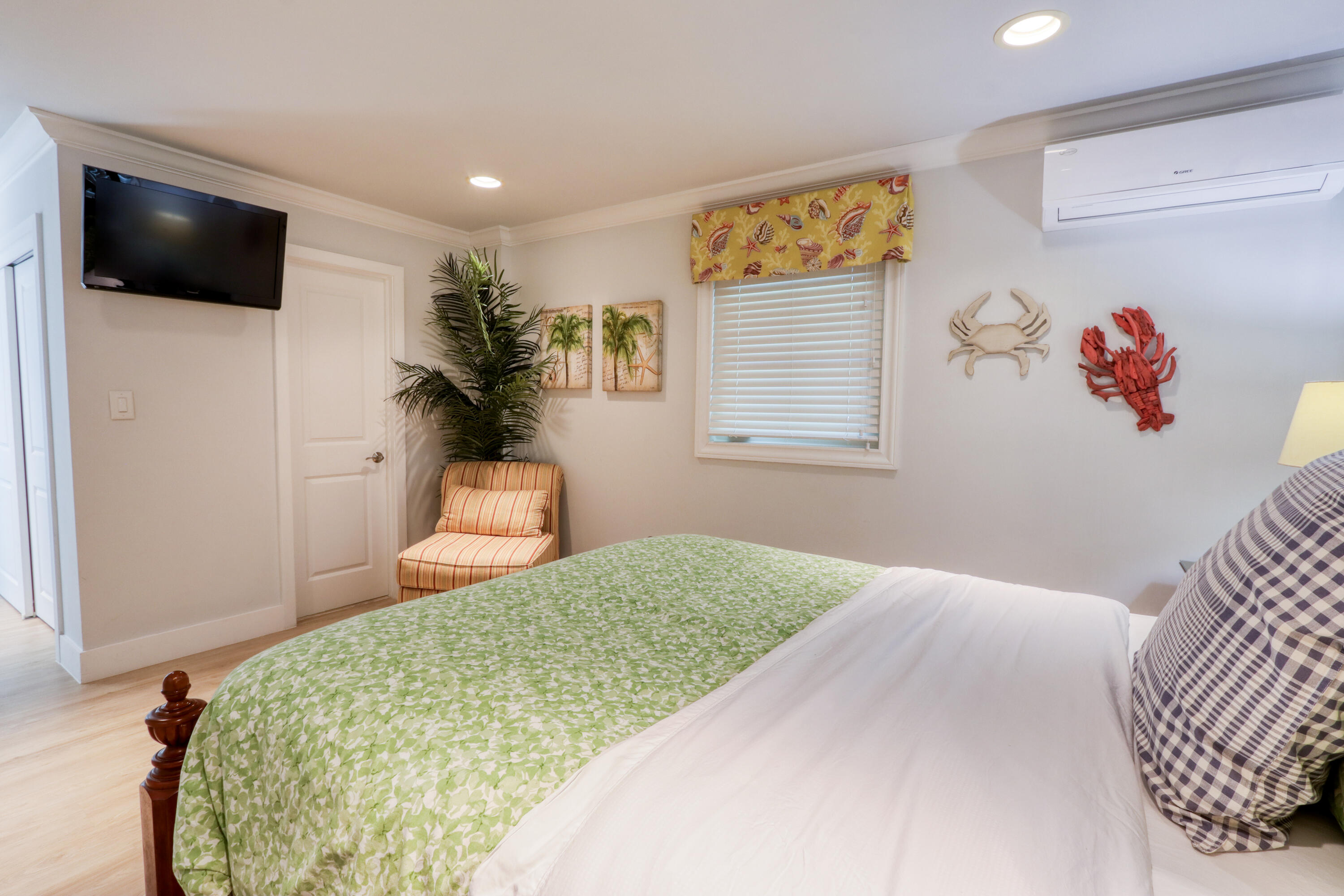 214 Aberdeen Court Tavernier, FL 33070 - Photo 77 of 81 a bedroom with a bed and a window