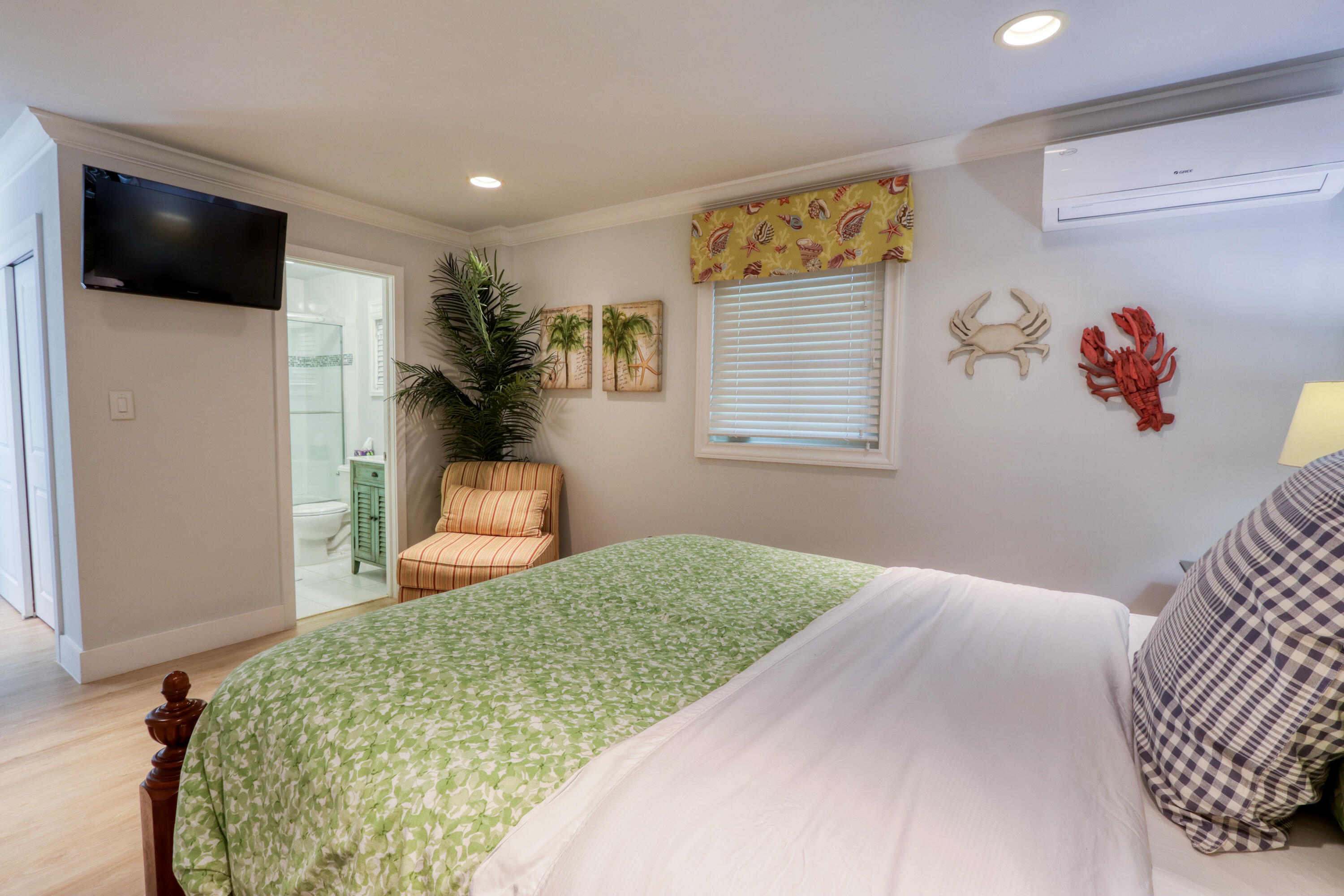 214 Aberdeen Court Tavernier, FL 33070 - Photo 78 of 81 a bedroom with a bed and a window