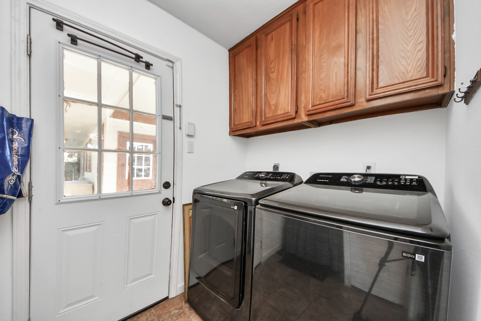 4712 Country Club View Baytown, TX 77521 - Photo 16 of 50 a utility room with washer and dryer