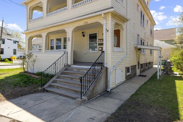 $4,800 | 216 Broadway, Unit 2, Arlington, MA 02474