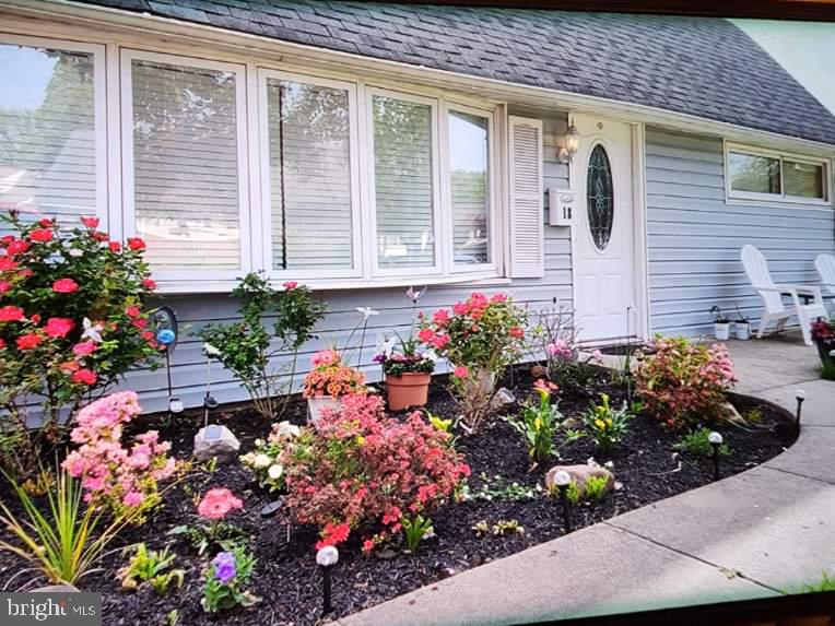 18 Middle Road Levittown, PA 19056 - Photo 3 of 33 Beautiful garden