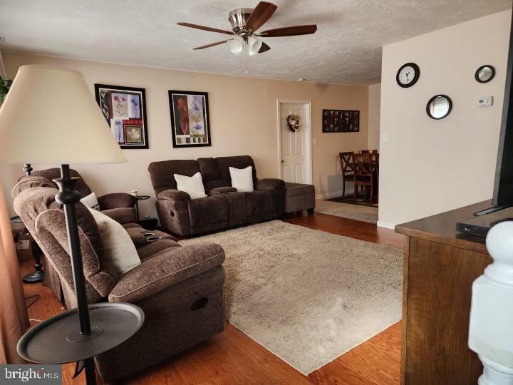 18 Middle Road Levittown, PA 19056 - Photo 5 of 33 Living room