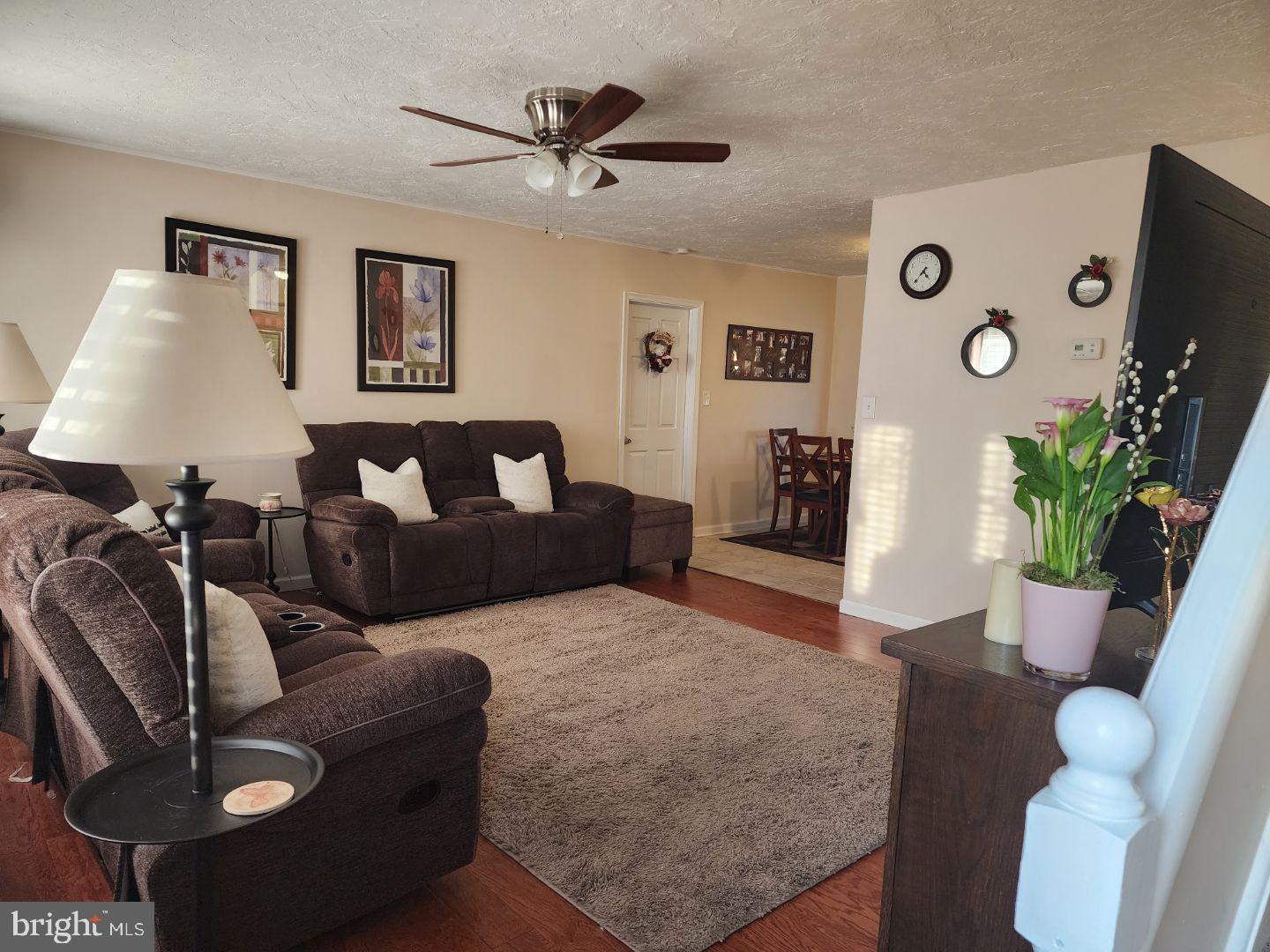 18 Middle Road Levittown, PA 19056 - Photo 6 of 33 Living room