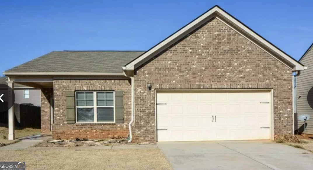 an outdoor view of house