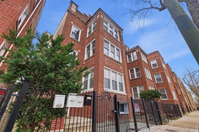 $2,300 | 4524 North Central Park Avenue, Unit 2, Chicago, IL 60625