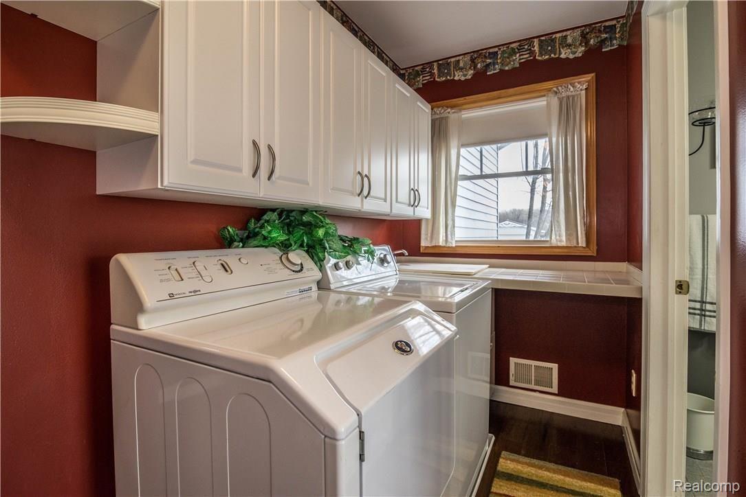 6289 Golf Club Road Howell, MI 48843 - Photo 9 of 35 9 laundry.jpg