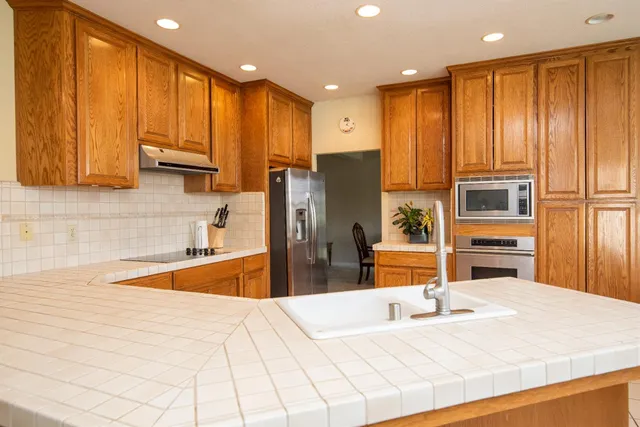 $699,000 | 2705 Lake Front Court, Modesto, CA 95355