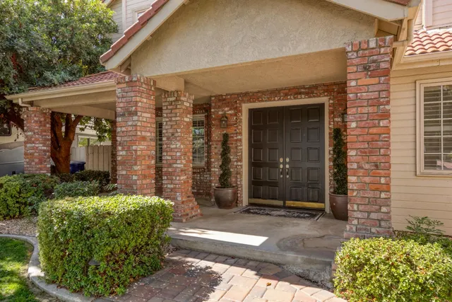 $699,000 | 2705 Lake Front Court, Modesto, CA 95355