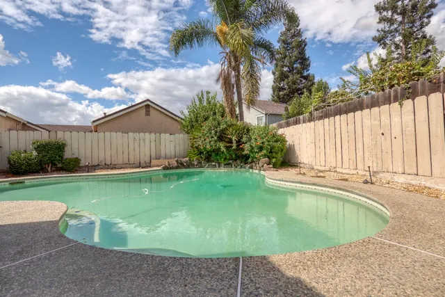 $699,000 | 2705 Lake Front Court, Modesto, CA 95355