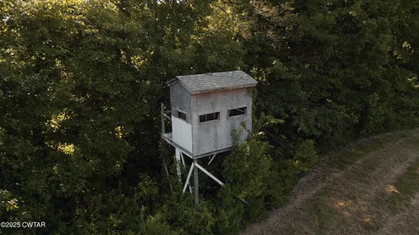 a view of an outdoor space and window