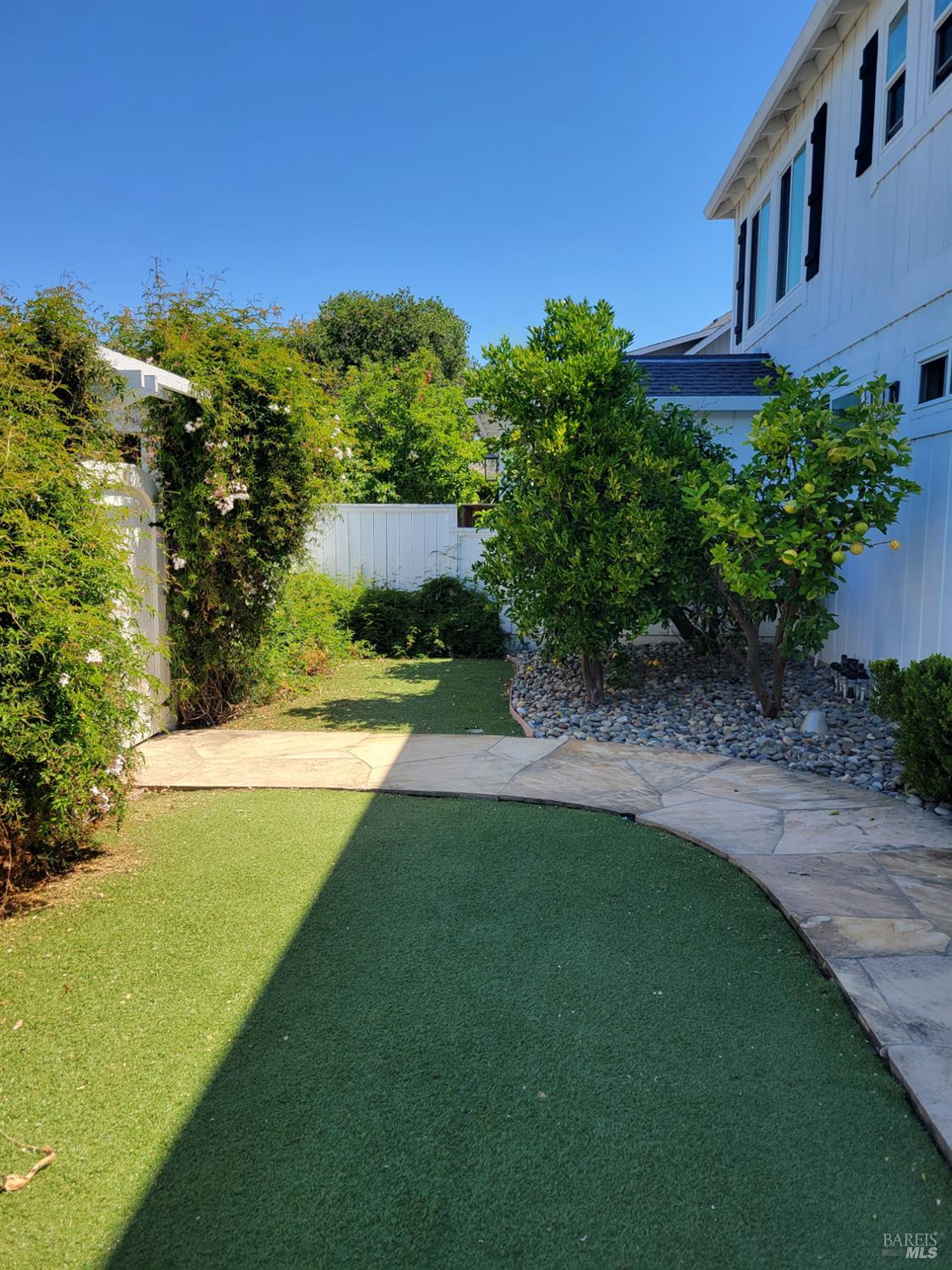182 Riviera Circle Larkspur, CA 94939 - Photo 4 of 9