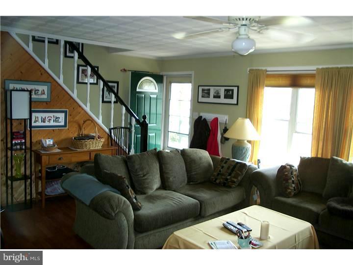 27 Canary Road Levittown, PA 19057 - Photo 3 of 18 Living Room