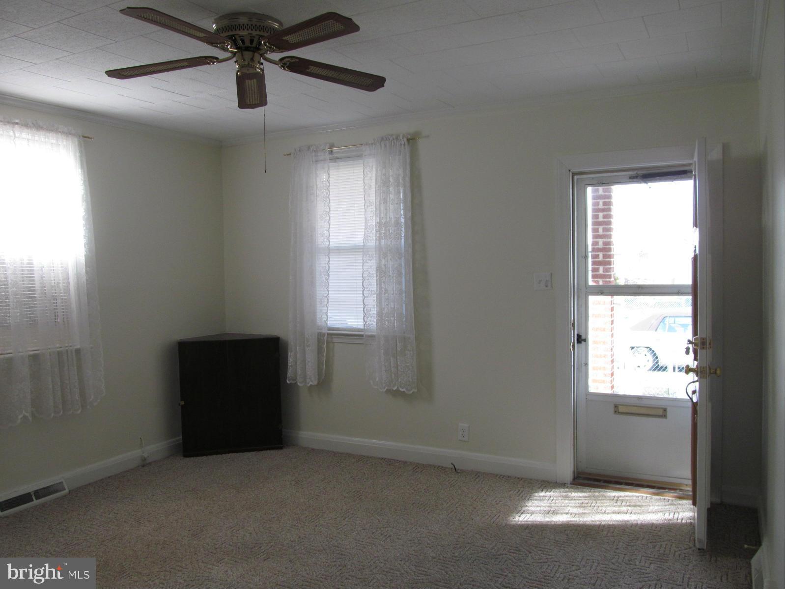 228 Pinewood Road Dundalk, MD 21222 - Photo 2 of 20 Living Room