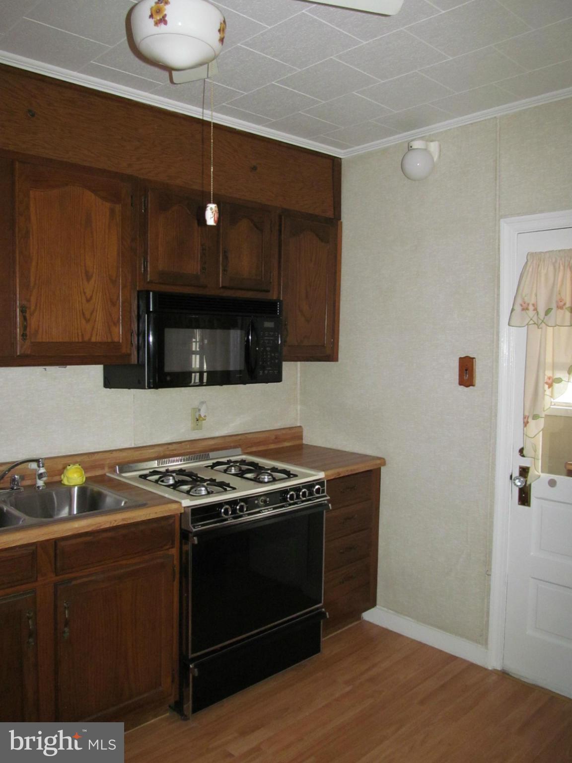 228 Pinewood Road Dundalk, MD 21222 - Photo 11 of 20 Kitchen 3