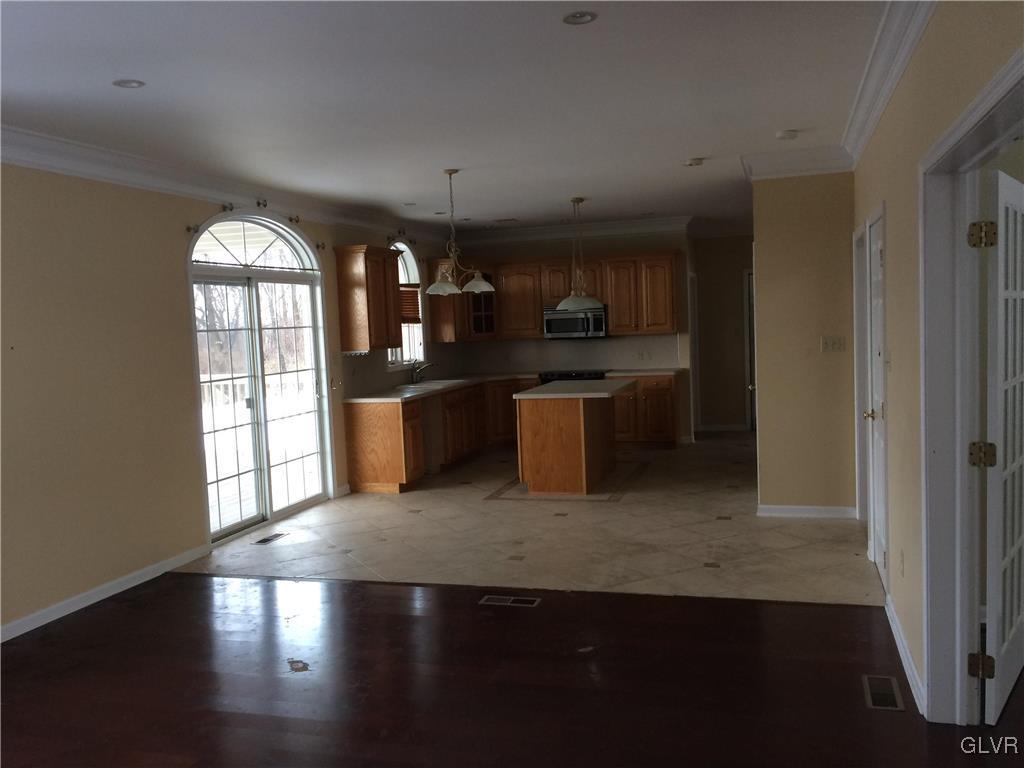 80 Mansfeld Road Hellertown, PA 18055 - Photo 3 of 18 Family room / kitchen