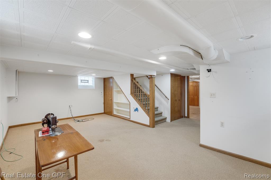 1488 Roslyn Road Grosse Pointe Woods, MI 48236 - Photo 23 of 40