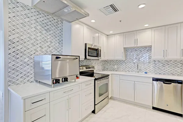 $3,500 | 5280 North Ocean Drive, Unit 14D, Riviera Beach, FL 33404