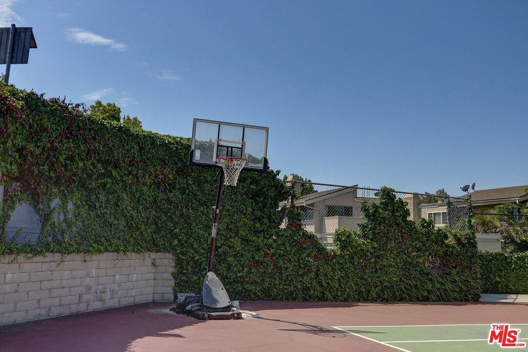 1275 Seacliff Court, Unit 5 Ventura, CA 93003 - Photo 21 of 25 a house view with a garden space