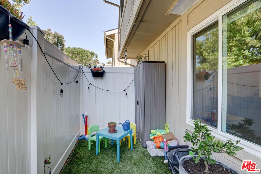 1275 Seacliff Court, Unit 5 Ventura, CA 93003 - Photo 6 of 25 a backyard of a house with table and chairs
