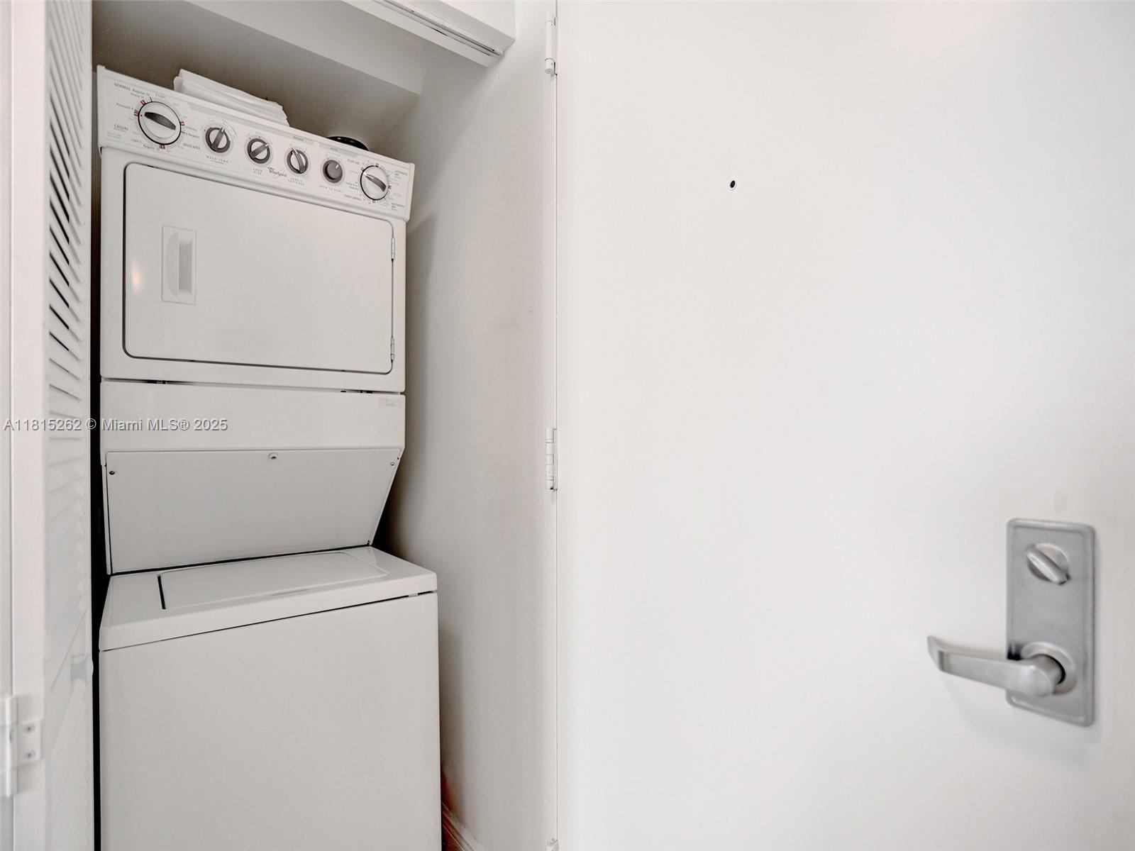 90 Southwest 3rd Street, Unit 2809 Miami, FL 33130 - Photo 26 of 67 a utility room with dryer and washer