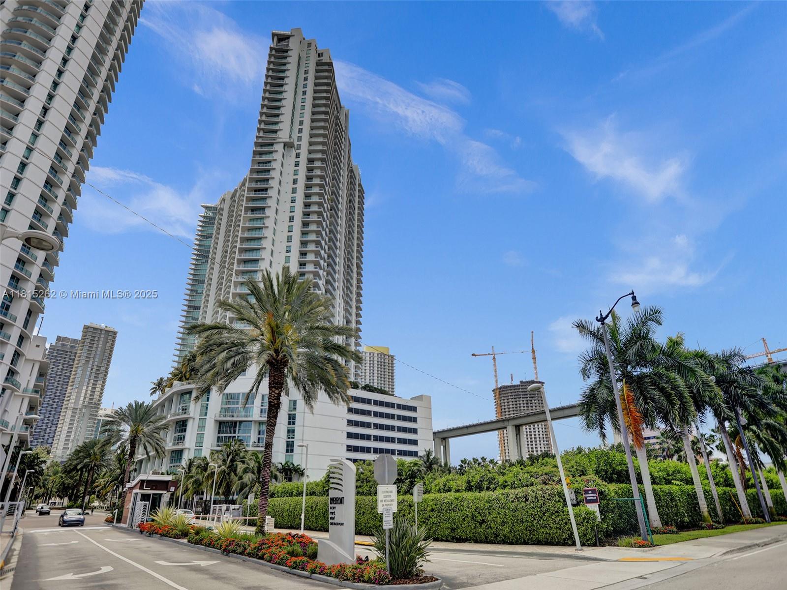 90 Southwest 3rd Street, Unit 2809 Miami, FL 33130 - Photo 4 of 67 a front view of a multi story building