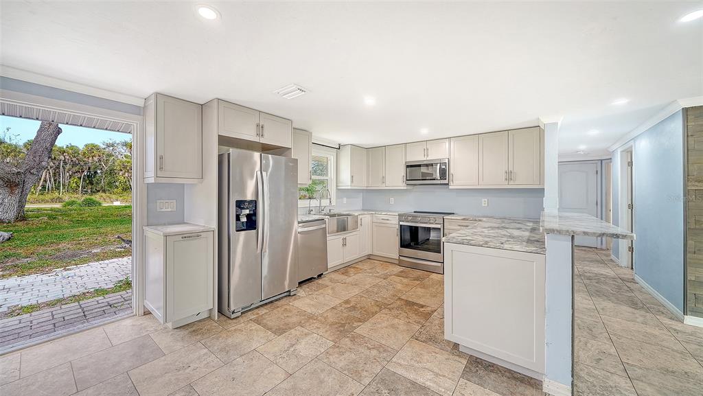 1203 Pineland Avenue Venice, FL 34285 - Photo 5 of 39