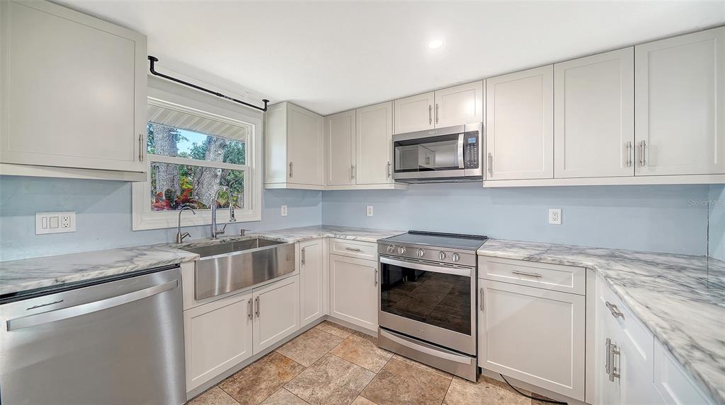 1203 Pineland Avenue Venice, FL 34285 - Photo 6 of 39