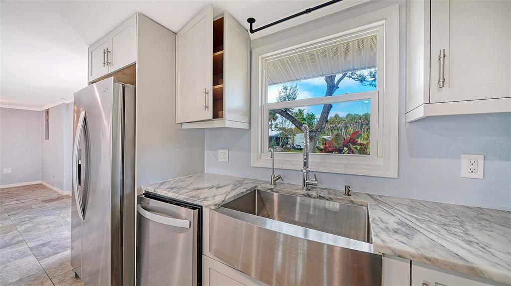 1203 Pineland Avenue Venice, FL 34285 - Photo 10 of 39