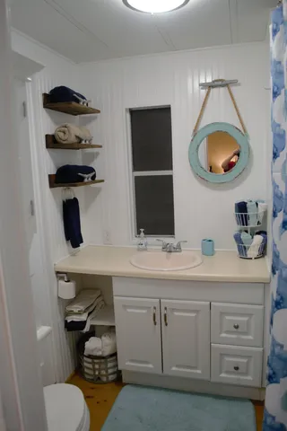 a view of entryway with bedroom