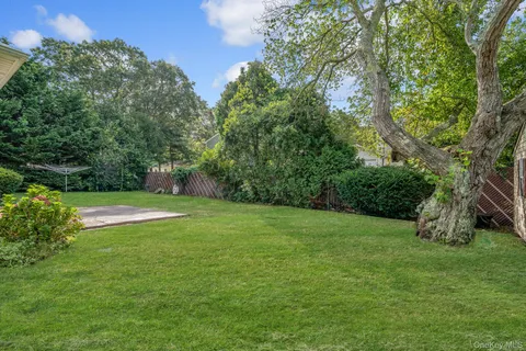 a view of a house with backyard and garden