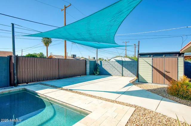 a view of a backyard