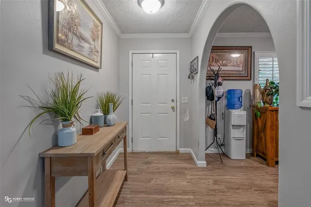 a view of entryway with livingroom