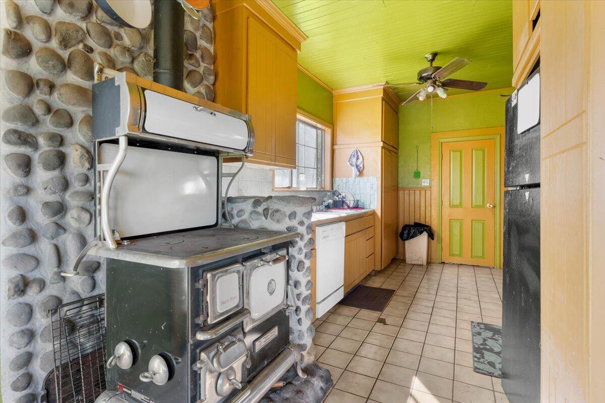 16483 Buzzard Roost Road Bella Vista, CA 96008 - Photo 119 of 138 a bathroom with a sink a vanity and a mirror