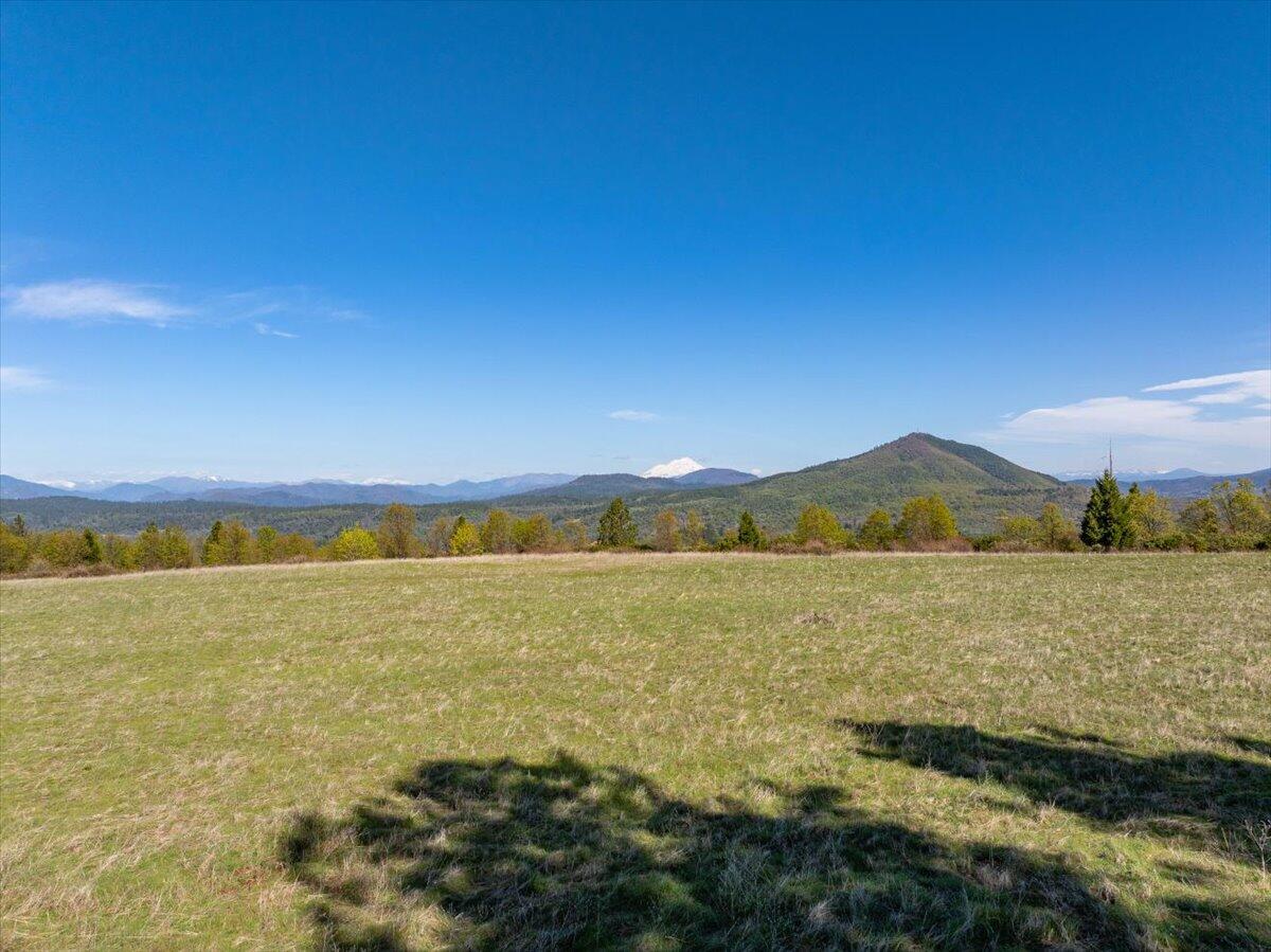 16483 Buzzard Roost Road Bella Vista, CA 96008 - Photo 51 of 138 a view of an ocean from a building