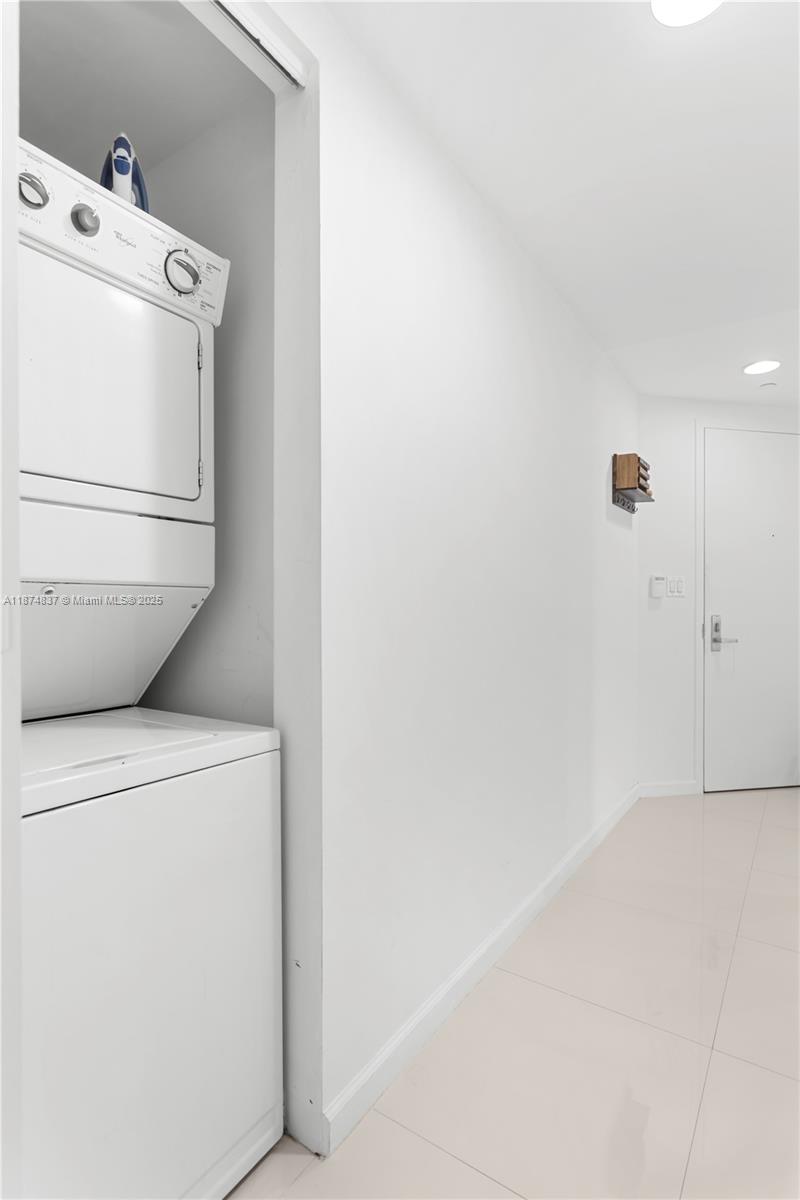 465 Brickell Avenue, Unit 2702 Miami, FL 33131 - Photo 18 of 22 a utility room with dryer and washer