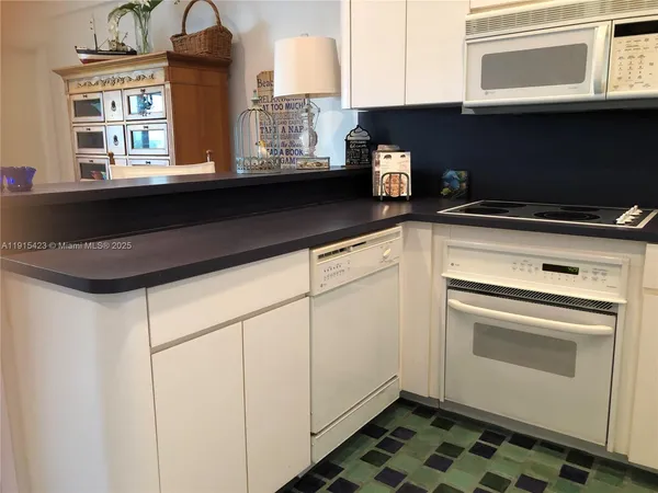 $3,000 | 1801 South Surf Road, Unit 4, Hollywood, FL 33019