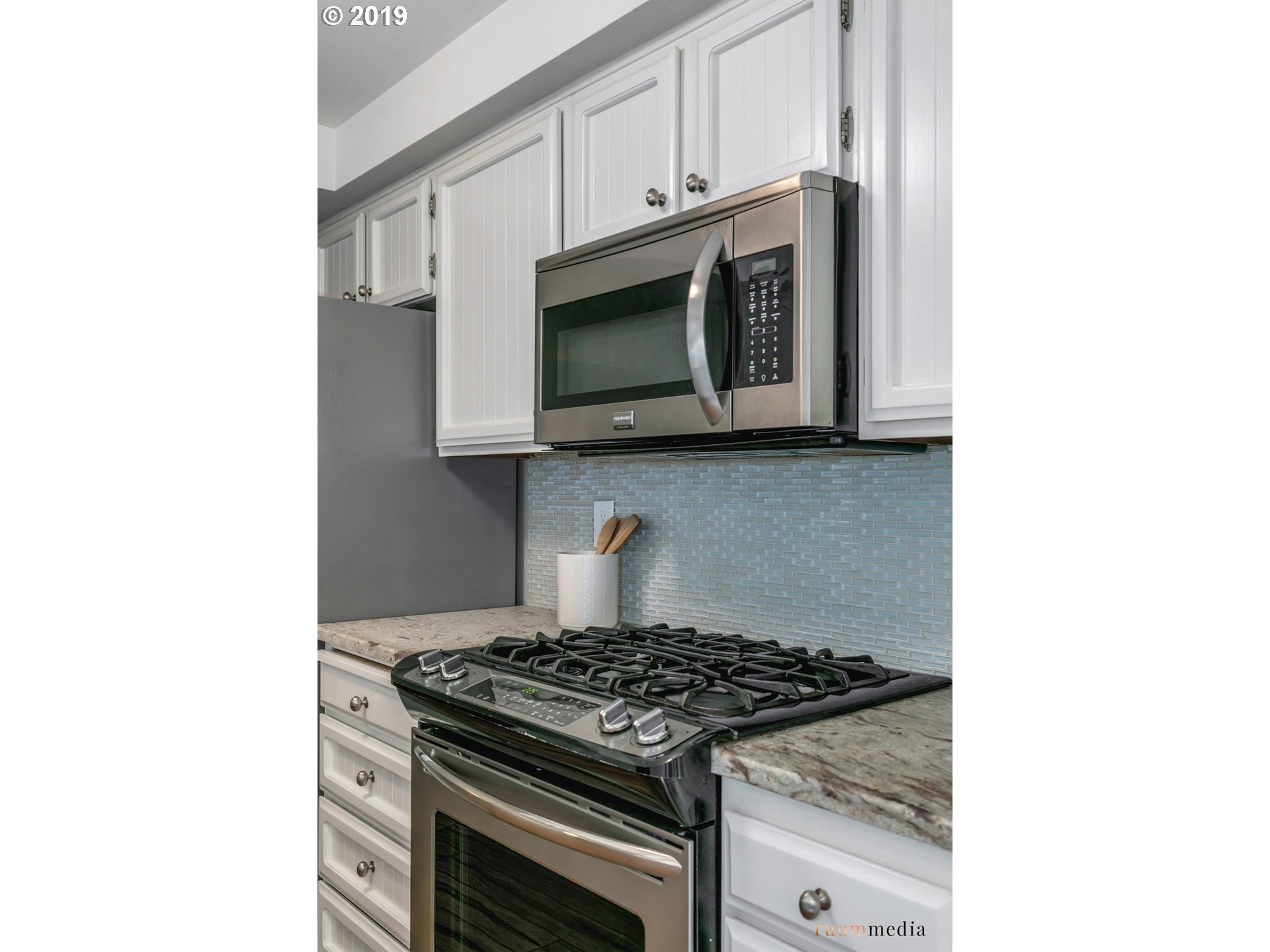 6018 Southwest Jan Tree Court Portland, OR 97219 - Photo 14 of 27 Gallery Image 14